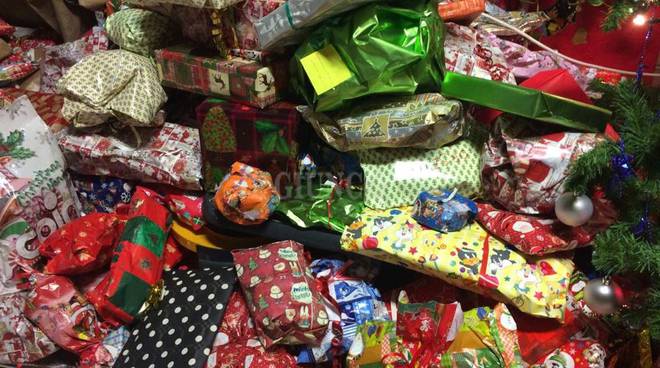 Cerca Regali Di Natale.Un Natale Per Tutti Oxfam Cerca Volontari Per Impacchettare I Regali Ilgiunco Net