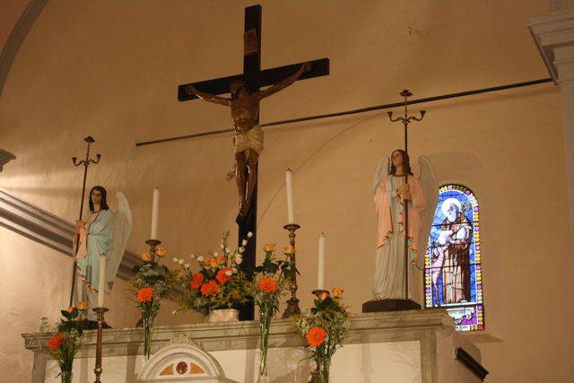 crocifisso messa 2010 altare