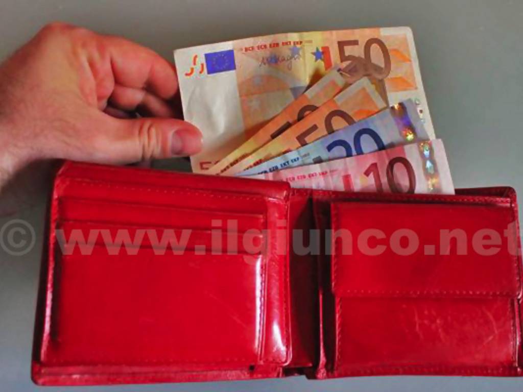 tasse soldi euro banconote 2015 denaro