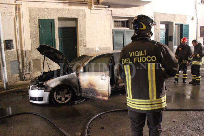 Auto a fuoco Vigili fuoco via Caletra 2016