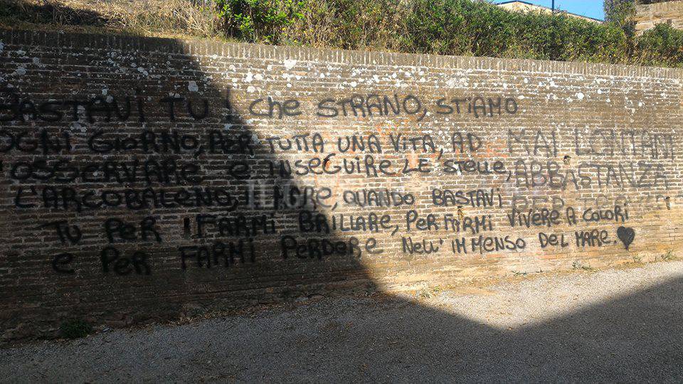 vandali mura scritta