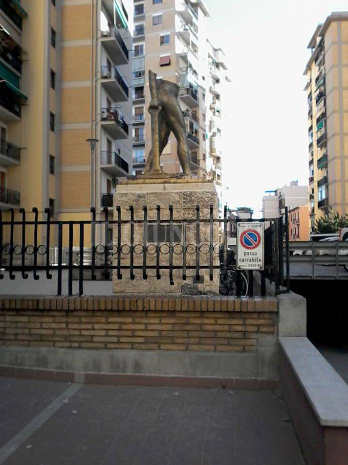 Statua distrutta via Fratti