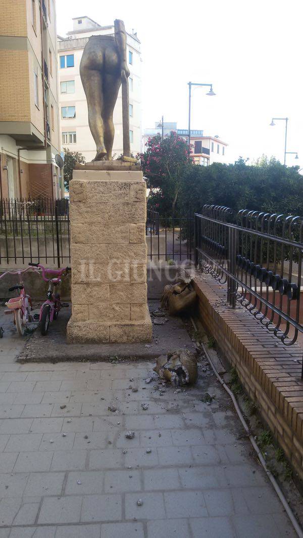 Statua distrutta via Fratti