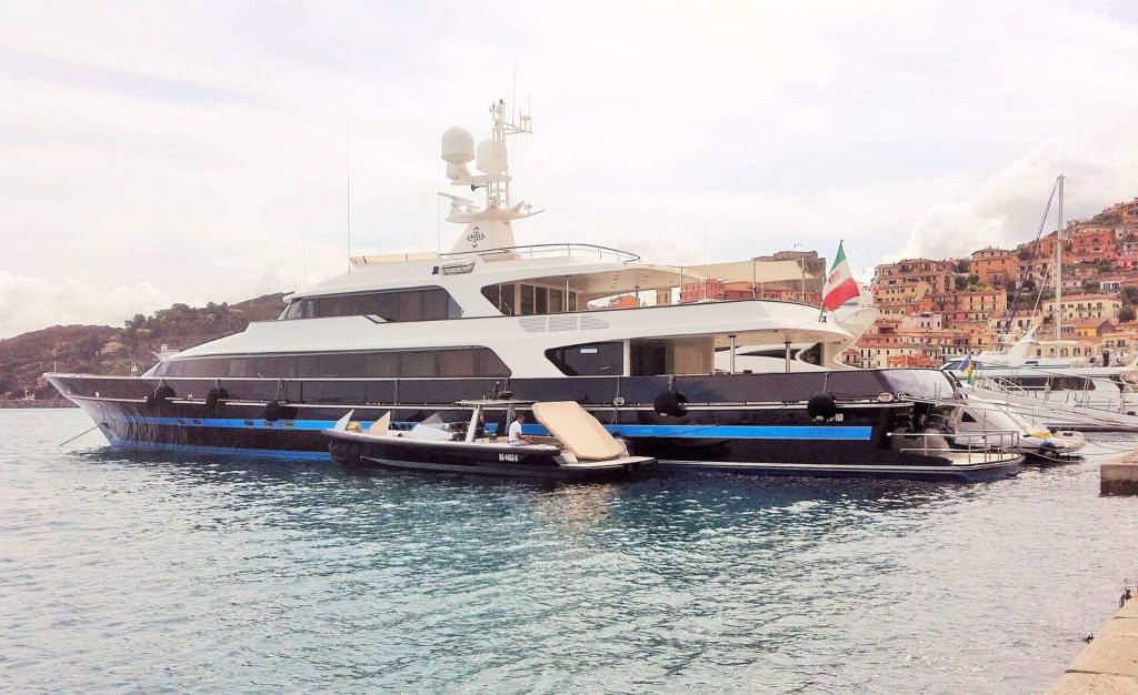 Lo Yacht dello stilista Valentino è approdato all'Argentario. La barca fu varata da Sophia Loren -