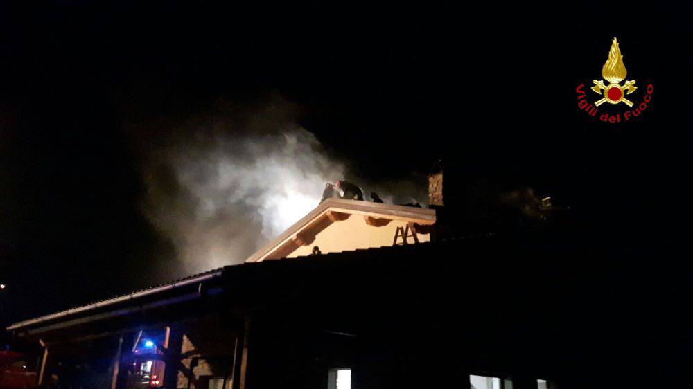 Brucia tetto di una casa