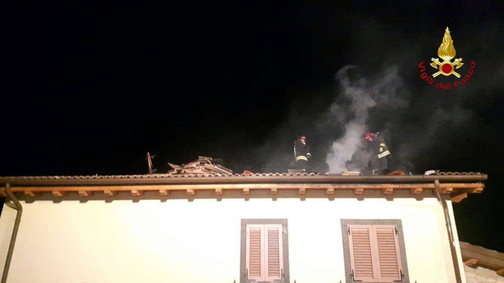 Brucia tetto di una casa