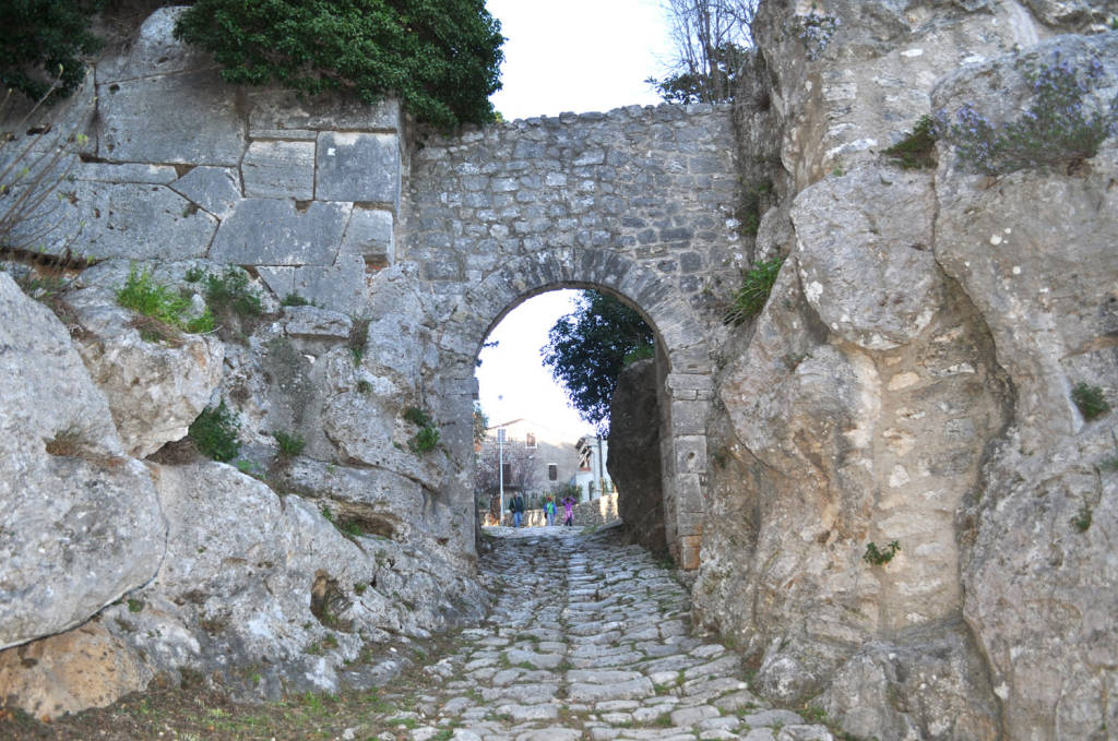 Saturnia porta romana