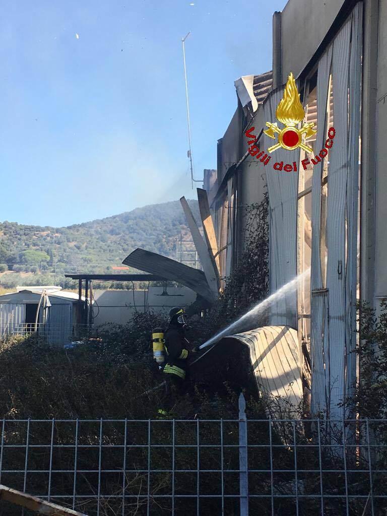 fuoco capannone Riotorto