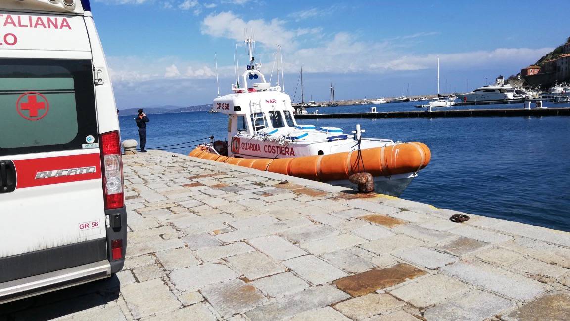 malore barca a vela (guardia costiera ambulanza)