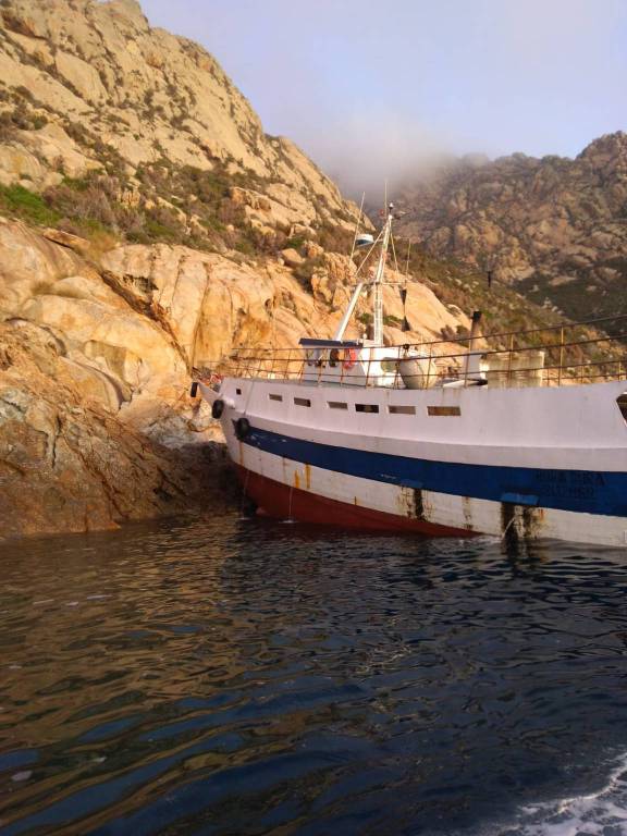 barca incagliata Montecristo
