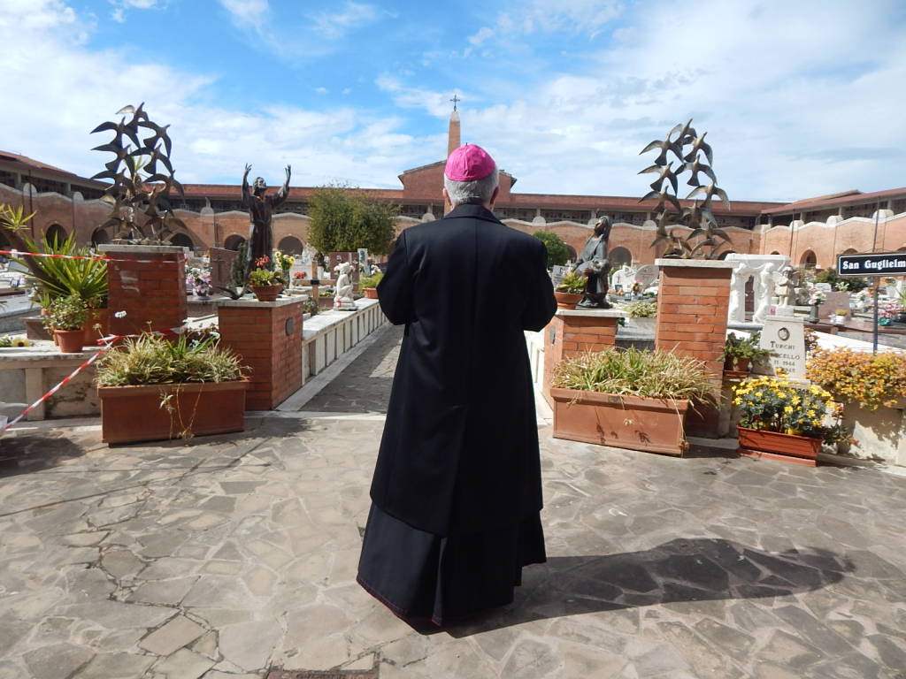 Vescovo Rodolfo visita i cimiteri - marzo 2020