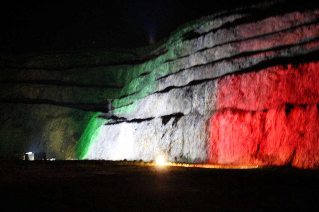 Teatro delle Rocce con i colori della bandiera italiana