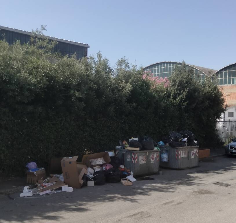 Notevole quantità di rifiuti abbandonati in Via Zircone