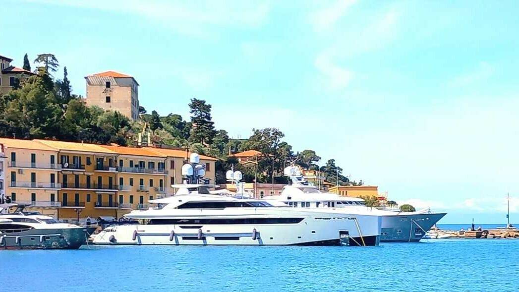 mega yacht a porto santo stefano